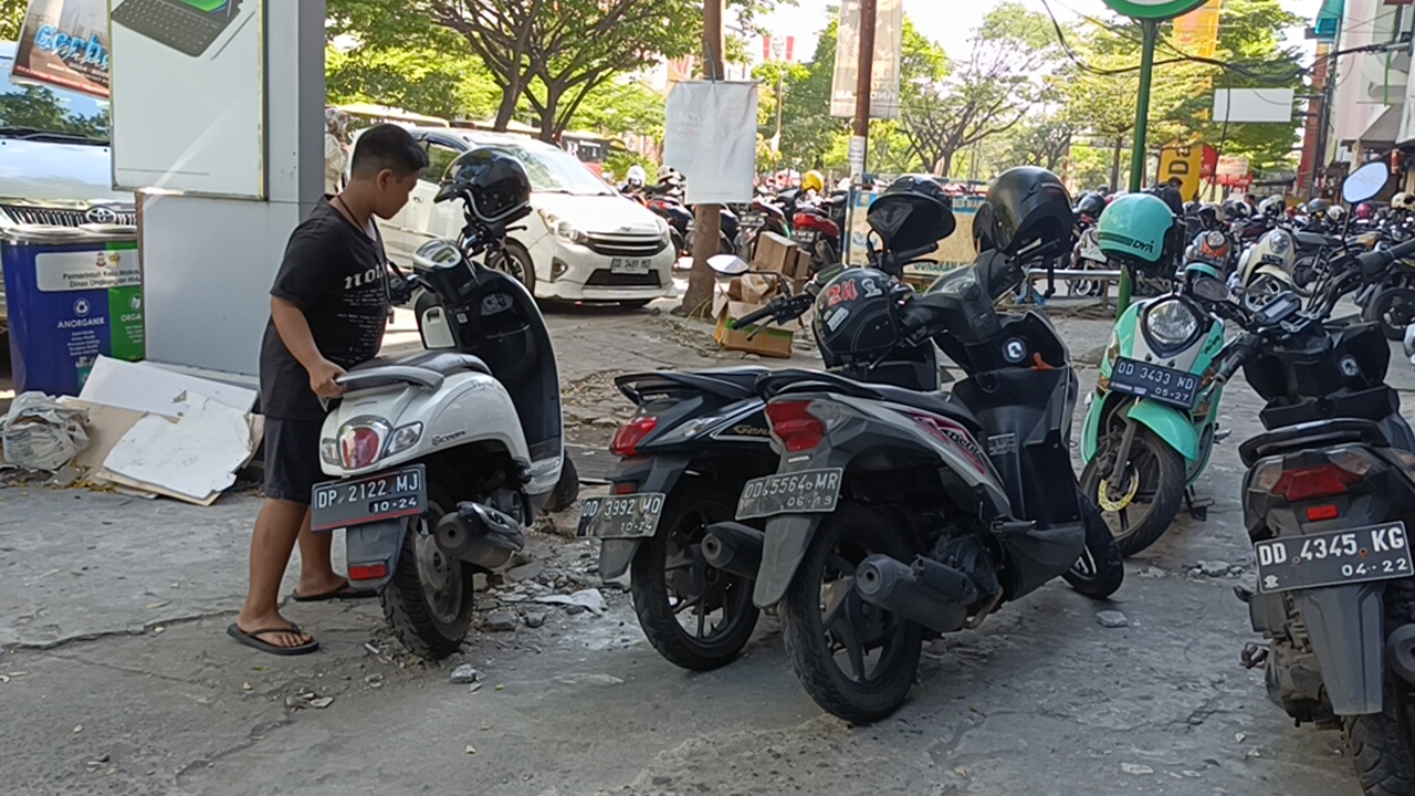 Bocah Ini Jadi Tukang Parkir Demi Bisa Sekolah