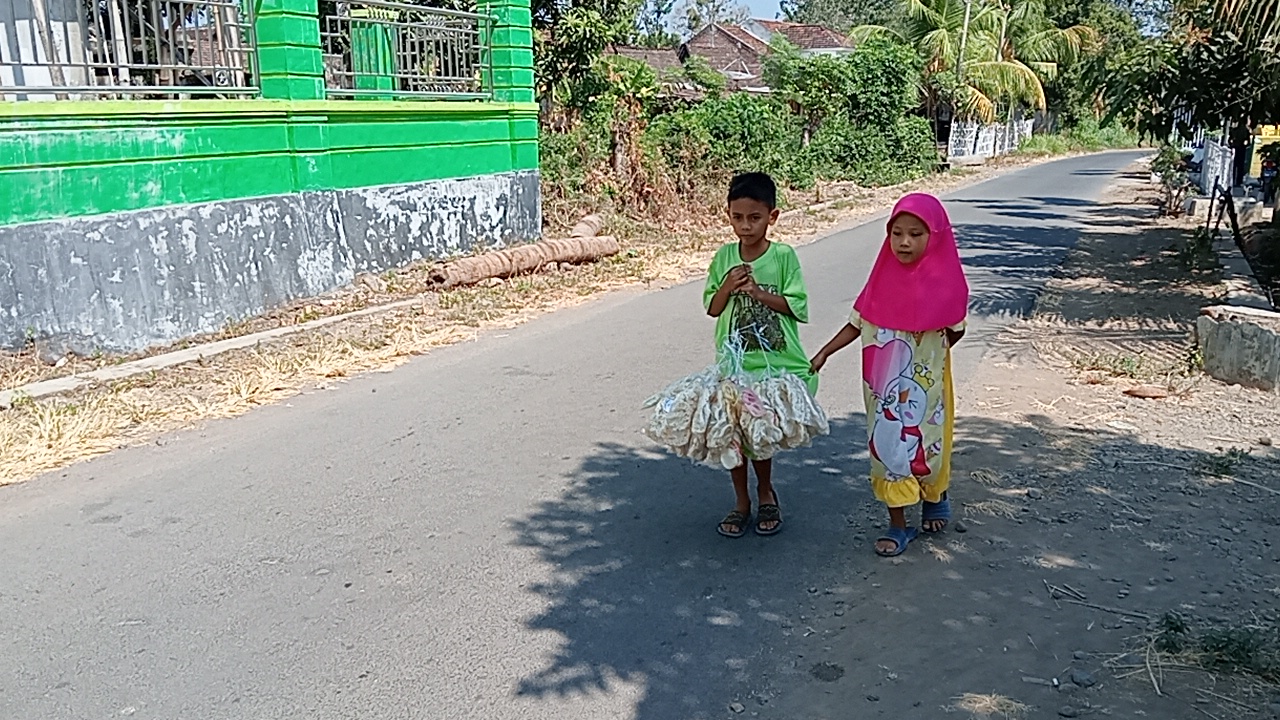 Perjuangan Yatim Piatu Ini Jual Kerupuk Demi Hidupi Adiknya