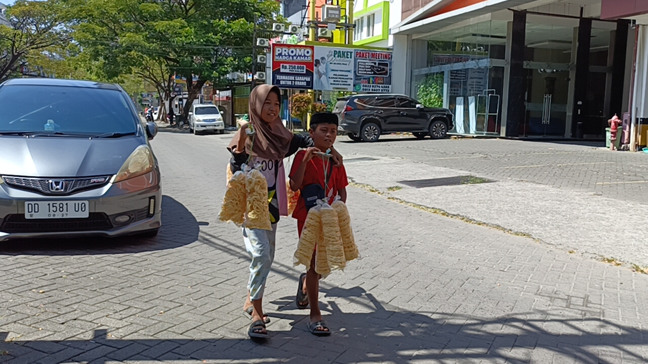 Putus Sekolah, Bantu 2 Bocah Penjual Kerupuk Ini Bertahan Hidup