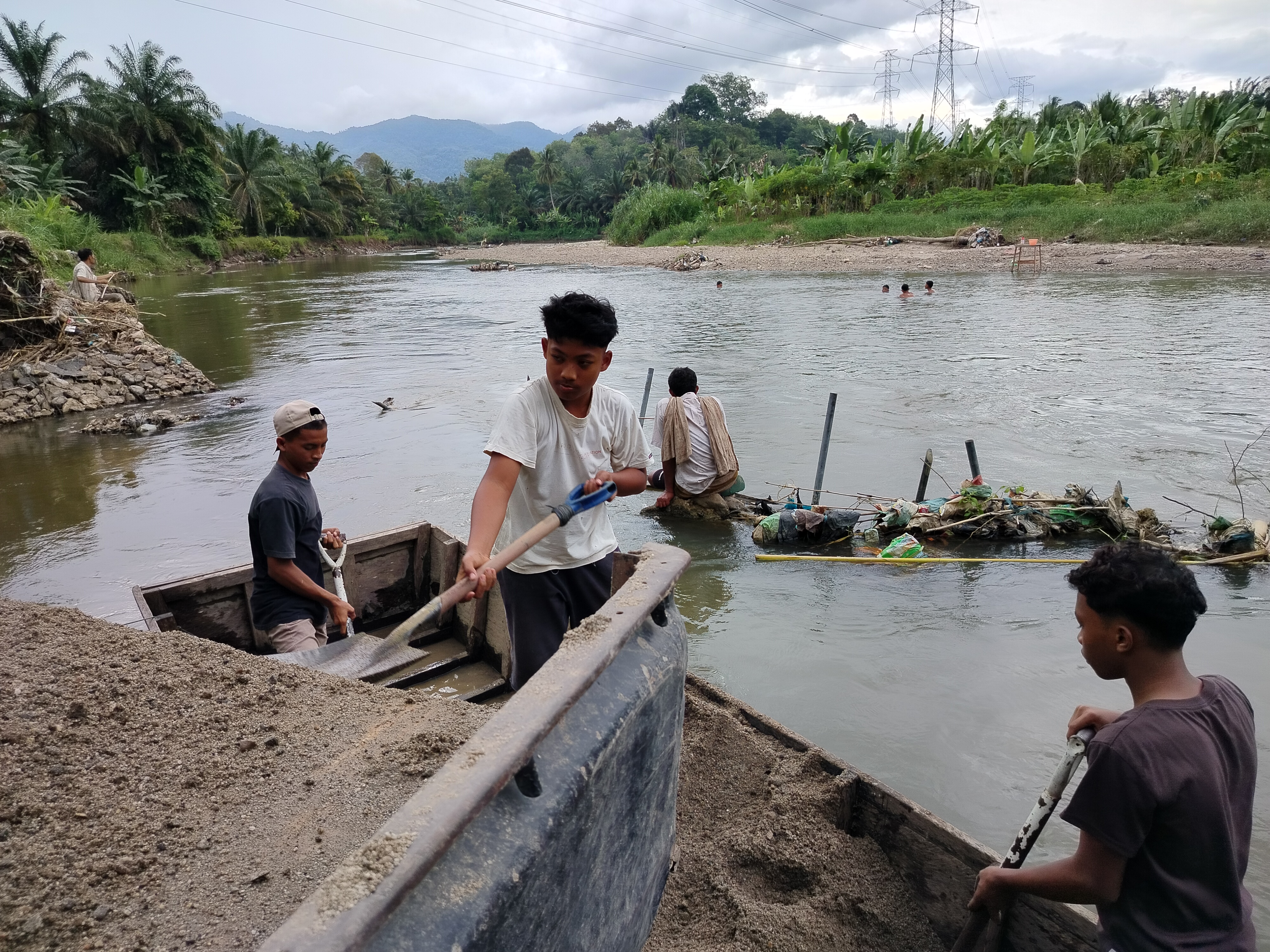 Pilu Anak 14 Tahun ini Jadi Buruh Angkut Pasir Demi Bisa Makan