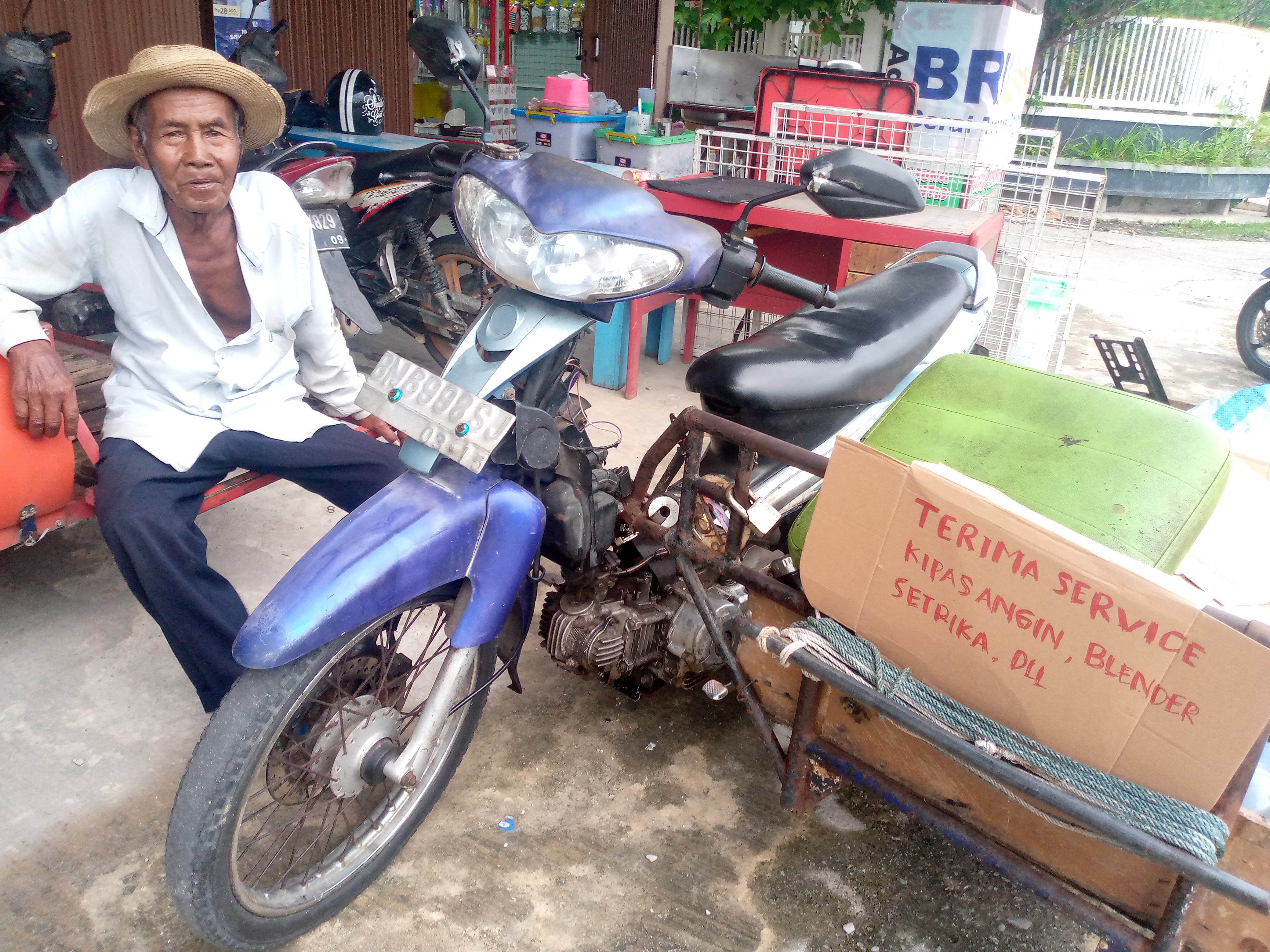 Kakek Tukang Servis Ini Hidupi Istri Stroke dan 2 Cucu Yatim