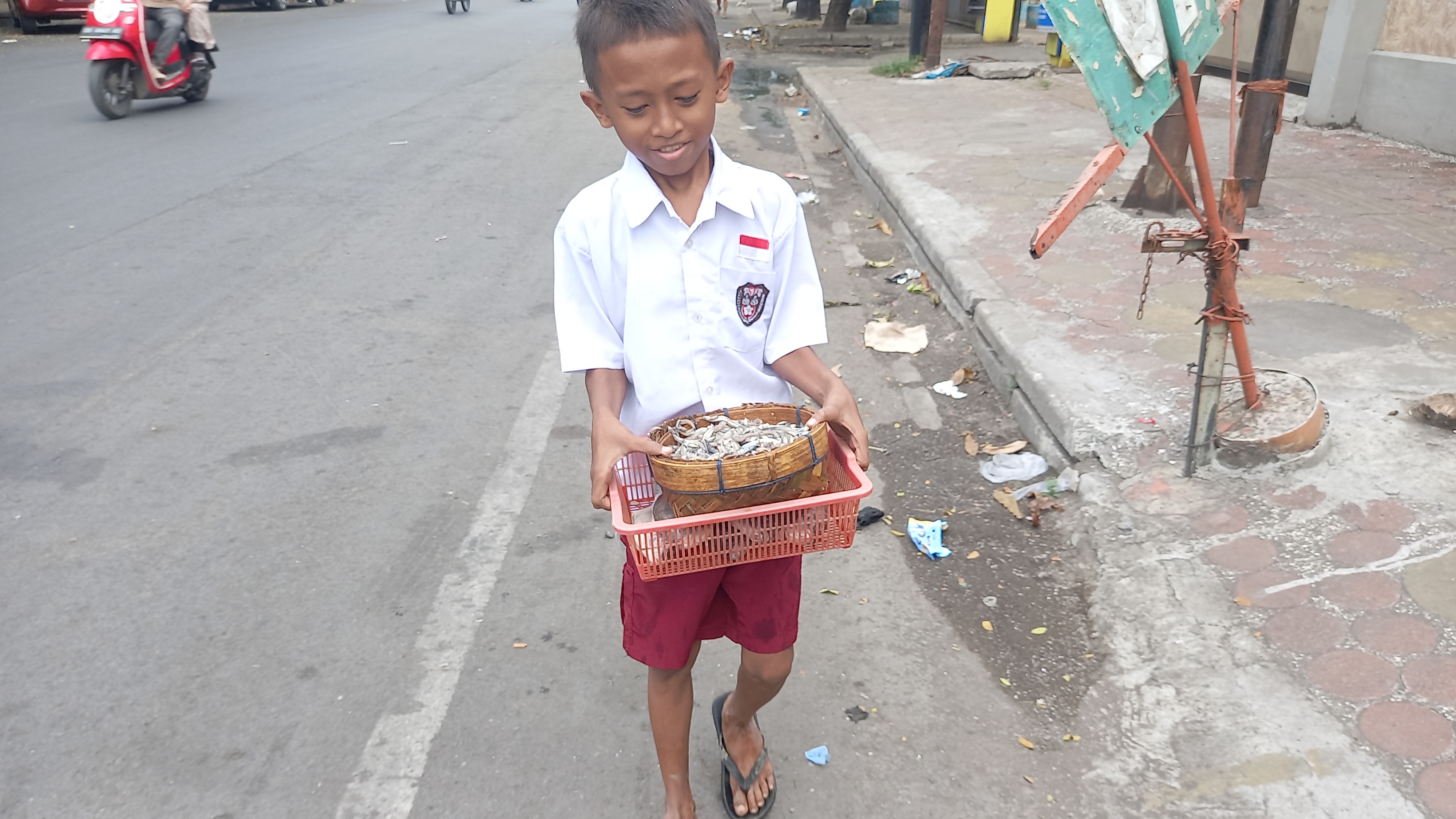 Sering Tak Makan, Piatu Ini Bertahan Hidup dengan Jual Ikan