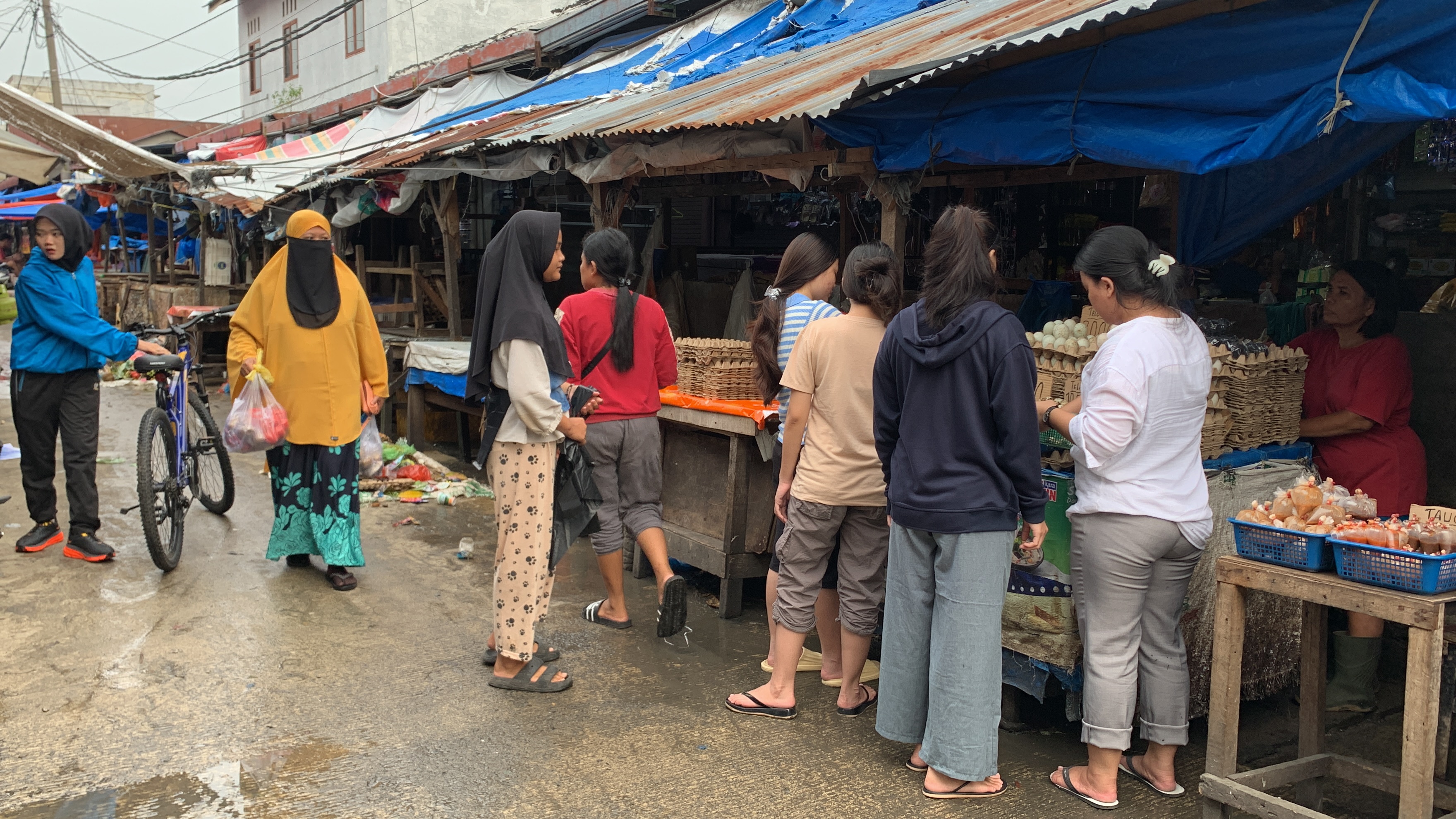 Jualan Plastik, Bocah Yatim Ini Berjuang Demi Lanjut Sekolah