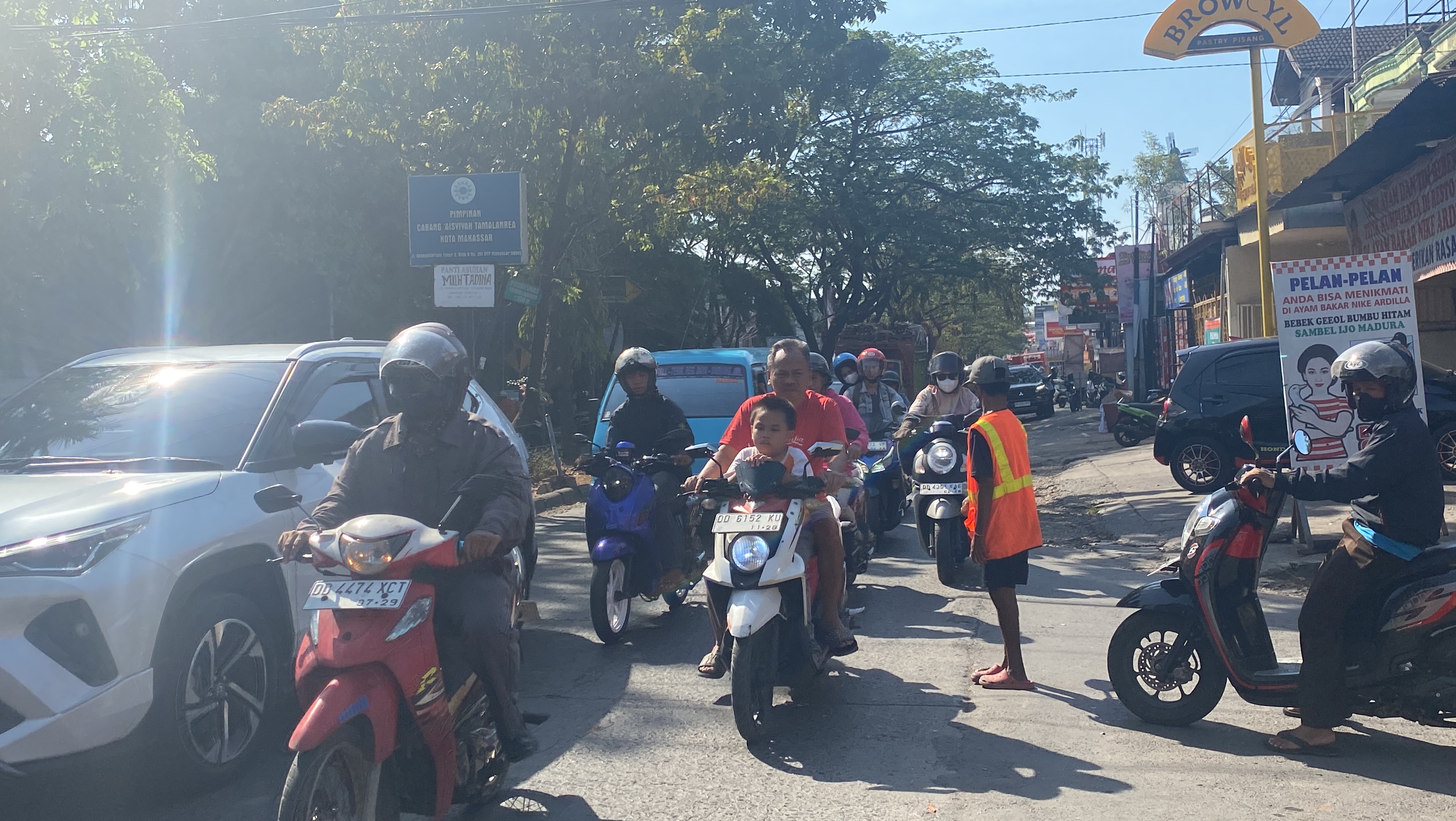 Anak Difabel Ini Jadi Tukang Parkir Demi Bertahan Hidup