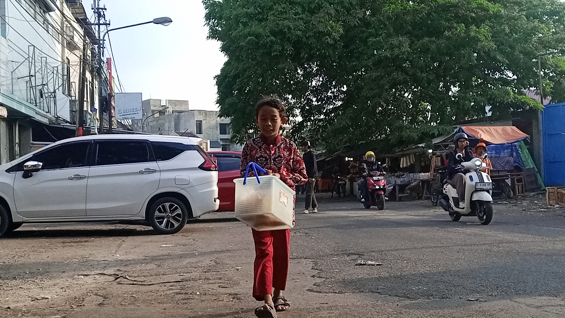 Bantu Yatim Penjual Opak ini Demi Makan dan Sekolah