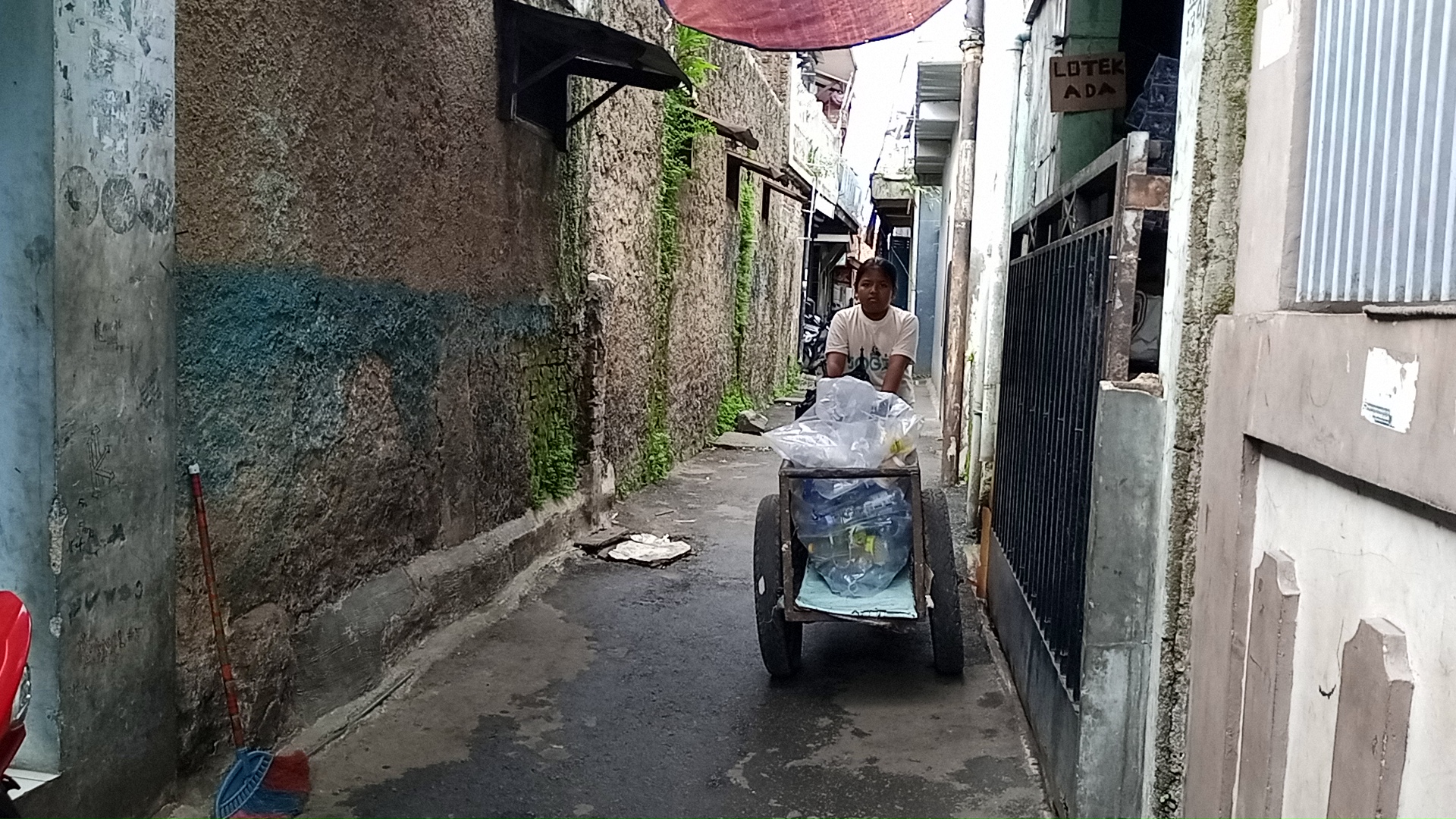 Yatim Piatu Ini Rela Jadi Tukang Sampah Demi Hidupi 2 Adiknya