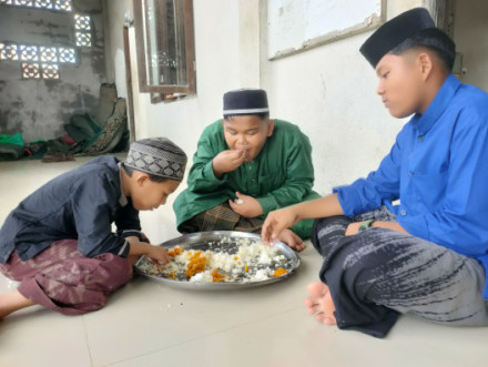 Tebar Paket Iftar Untuk Yatim Dhuafa Di Panti Asuhan